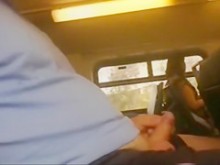 Masturbando su pequeña polla en un viaje en tren por la tarde