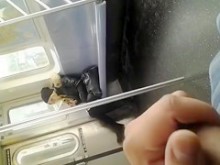 Acariciando la polla a la rubia caliente en el metro