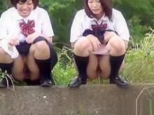 Adolescentes japoneses orinando en público