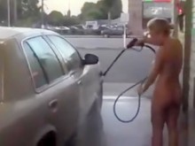 Rubia caliente con grandes tetas lava un coche desnuda