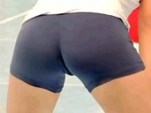 Jugar voleibol con pantalones cortos ajustados: dos de dos