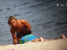 Vídeo de rubia en topless en playa pública