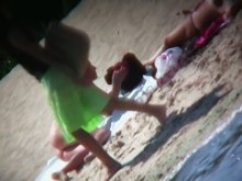 Vídeo de nena rubia desnuda tomando el sol en la playa